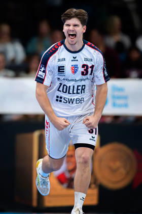 Stuttgart: HBL - 26 27 - TVB Stuttgart - SG BBM Bietigheim Alexander Pfeifer (Bietigheim) Stuttgart Porsche Arena Baden-Württemberg Deutschland