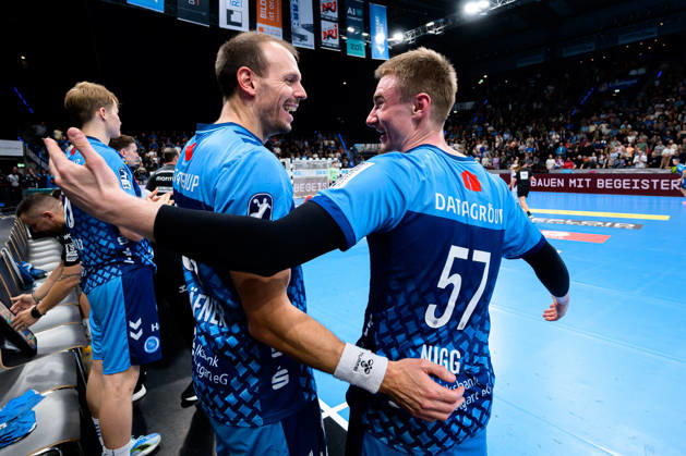 Stuttgart: HBL - 26 27 - TVB Stuttgart - SG BBM Bietigheim Kai Häfner Haefner (Stuttgart), Jakob Nigg (Stuttgart) Schlussjubel Schlußjubel Emotion Freude Stuttgart Porsche Arena Baden-Württemberg Deutschland