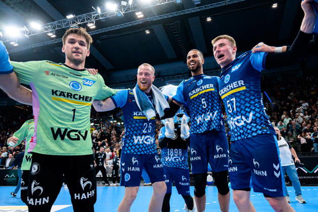 Stuttgart: HBL - 26 27 - TVB Stuttgart - SG BBM Bietigheim Torhueter Mateusz Kornecki (Stuttbart), Patrick Zieker (Stuttgart), Philipp Ahouansou (Stuttgart), Jakob Nigg (Stuttgart) Schlussjubel Schlußjubel Emotion Freude Stuttgart Porsche Arena Baden-Württemberg Deutschland