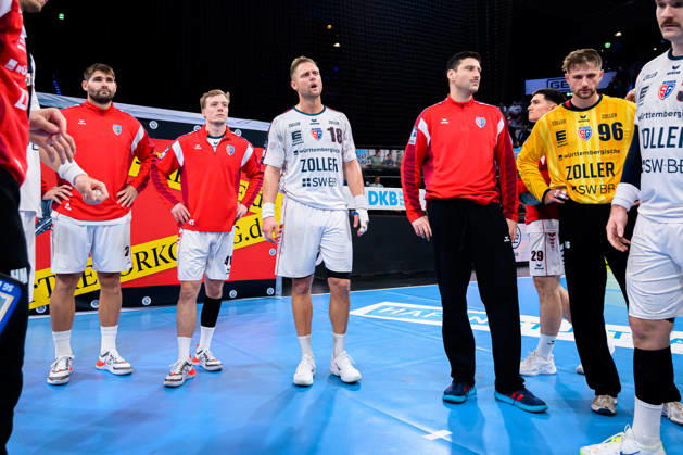 Stuttgart: HBL - 26 27 - TVB Stuttgart - SG BBM Bietigheim die Mannschaft von Bietigheim unzufrieden enttäuscht enttaeuscht niedergeschlagen frustriert, Stuttgart Porsche Arena Baden-Württemberg Deutschland