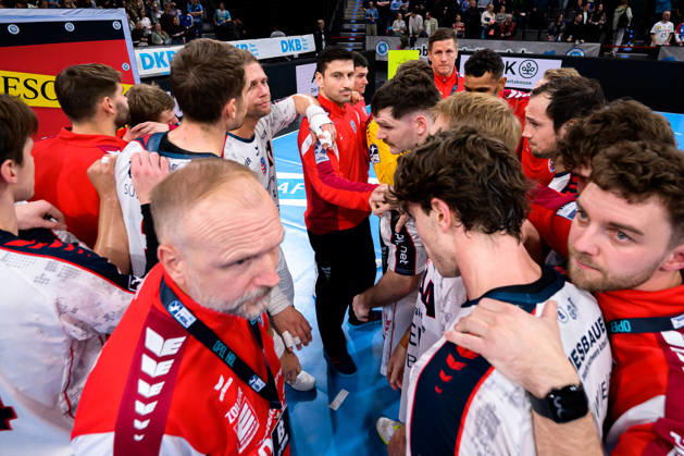 Stuttgart: HBL - 26 27 - TVB Stuttgart - SG BBM Bietigheim die Mannschaft von Bietigheim unzufrieden enttäuscht enttaeuscht niedergeschlagen frustriert, Stuttgart Porsche Arena Baden-Württemberg Deutschland