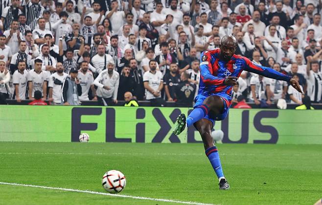 Jean-Philippe Mateta of Crystal Palace scores the opening goal Besiktas v Crystal Palace, UEFA Europa League, Football, Tupras Stadium, Istanbul, Turkey - 22 Oct 2026Istanbul Tupras Stadium Turkey  Copyright: xMichaelxZemanek Shutterstockx 17230042s