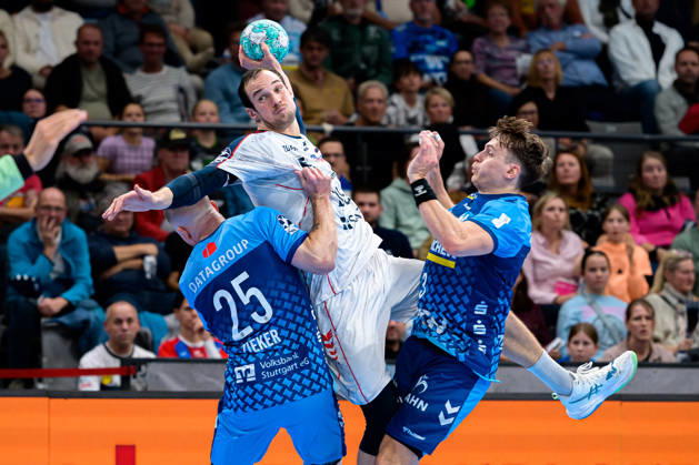 Stuttgart: HBL - 26 27 - TVB Stuttgart - SG BBM Bietigheim v. li. im Zweikampf Patrick Zieker (Stuttgart) und Dominik Claus (Bietigheim), Max Häfner Haefner (Stuttgart) Stuttgart Porsche Arena Baden-Württemberg Deutschland