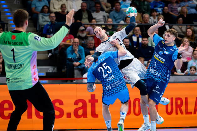 Stuttgart: HBL - 26 27 - TVB Stuttgart - SG BBM Bietigheim v.li. Torhueter Mateusz Kornecki (Stuttbart), Patrick Zieker (Stuttgart), Dominik Claus (Bietigheim), Max Häfner Haefner (Stuttgart) Stuttgart Porsche Arena Baden-Württemberg Deutschland