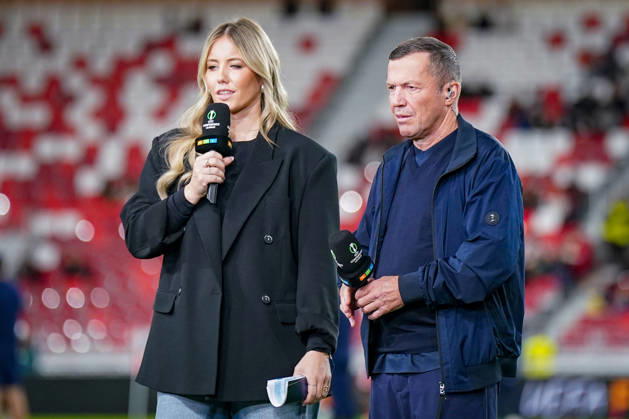 Fussball UEFA Conference League 2026 - 2027, 2. Spieltag - AS Monaco vs SC Freiburg - Stadion Louis II (Monaco): RTL-Sportmoderatorin Laura Papendick (links) und Fussball-Weltmeister sowie TV-Experte Lothar Matthäus (rechts) bei der Live-Moderation am Spielfeldrand. Beide halten Mikrofone der UEFA Conference League. Fernsehübertragung, Sportjournalismus, TV-Moderation, Fussballexperte, Rekordnationalspieler, Weltmeister 1990, RTL, RTL+, Medien, Fernsehen, Live-Berichterstattung, Europapokal, Porträt. Copyright: xJOERANxSTEINSIEKx