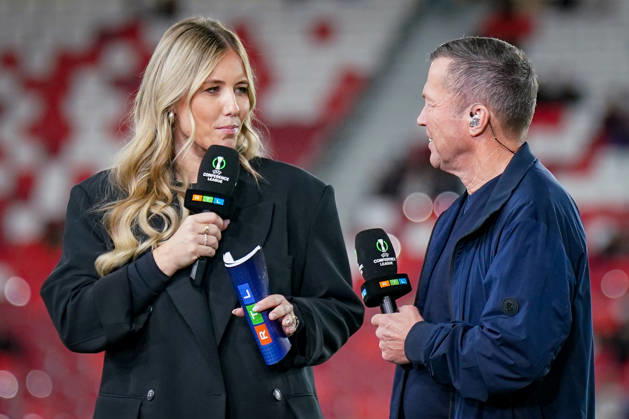 Fussball UEFA Conference League 2026 - 2027, 2. Spieltag - AS Monaco vs SC Freiburg - Stadion Louis II (Monaco): RTL-Sportmoderatorin Laura Papendick (links) und Fussball-Weltmeister sowie TV-Experte Lothar Matthäus (rechts) bei der Live-Moderation am Spielfeldrand. Beide halten Mikrofone der UEFA Conference League. Fernsehübertragung, Sportjournalismus, TV-Moderation, Fussballexperte, Rekordnationalspieler, Weltmeister 1990, RTL, RTL+, Medien, Fernsehen, Live-Berichterstattung, Europapokal, Porträt. Copyright: xJOERANxSTEINSIEKx