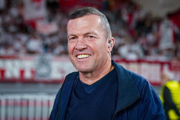 Fussball UEFA Conference League 2026 - 2027, 2. Spieltag - AS Monaco vs SC Freiburg - Stadion Louis II (Monaco): Porträt von Lothar Matthäus, ehemaliger Fussballprofi, Weltmeister 1990, Rekordnationalspieler der deutschen Nationalmannschaft und TV-Experte bei RTL. Matthäus lächelt am Spielfeldrand in die Kamera und trägt einen dunkelblauen Pullover, eine Jacke sowie einen In-Ear-Kopfhörer. Im Hintergrund Zuschauer und Fans auf der Tribüne. Fussballlegende, Fussballexperte, Sportjournalismus, Fernsehen, RTL, Live-Übertragung, Europapokal, Medien, Porträt. Copyright: xJOERANxSTEINSIEKx