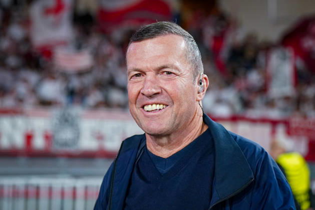 Fussball UEFA Conference League 2026 - 2027, 2. Spieltag - AS Monaco vs SC Freiburg - Stadion Louis II (Monaco): Porträt von Lothar Matthäus, ehemaliger Fussballprofi, Weltmeister 1990, Rekordnationalspieler der deutschen Nationalmannschaft und TV-Experte bei RTL. Matthäus lächelt am Spielfeldrand in die Kamera und trägt einen dunkelblauen Pullover, eine Jacke sowie einen In-Ear-Kopfhörer. Im Hintergrund Zuschauer und Fans auf der Tribüne. Fussballlegende, Fussballexperte, Sportjournalismus, Fernsehen, RTL, Live-Übertragung, Europapokal, Medien, Porträt. Copyright: xJOERANxSTEINSIEKx