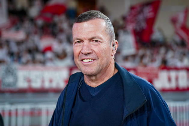 Fussball UEFA Conference League 2026 - 2027, 2. Spieltag - AS Monaco vs SC Freiburg - Stadion Louis II (Monaco): Porträt von Lothar Matthäus, ehemaliger Fussballprofi, Weltmeister 1990, Rekordnationalspieler der deutschen Nationalmannschaft und TV-Experte bei RTL. Matthäus lächelt am Spielfeldrand in die Kamera und trägt einen dunkelblauen Pullover, eine Jacke sowie einen In-Ear-Kopfhörer. Im Hintergrund Zuschauer und Fans auf der Tribüne. Fussballlegende, Fussballexperte, Sportjournalismus, Fernsehen, RTL, Live-Übertragung, Europapokal, Medien, Porträt. Copyright: xJOERANxSTEINSIEKx