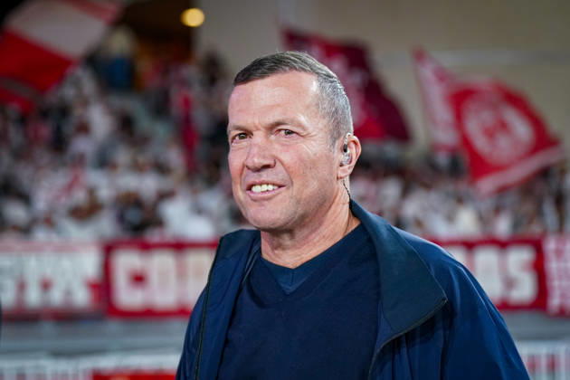 Fussball UEFA Conference League 2026 - 2027, 2. Spieltag - AS Monaco vs SC Freiburg - Stadion Louis II (Monaco): Porträt von Lothar Matthäus, ehemaliger Fussballprofi, Weltmeister 1990, Rekordnationalspieler der deutschen Nationalmannschaft und TV-Experte bei RTL. Matthäus lächelt am Spielfeldrand in die Kamera und trägt einen dunkelblauen Pullover, eine Jacke sowie einen In-Ear-Kopfhörer. Im Hintergrund Zuschauer und Fans auf der Tribüne. Fussballlegende, Fussballexperte, Sportjournalismus, Fernsehen, RTL, Live-Übertragung, Europapokal, Medien, Porträt. Copyright: xJOERANxSTEINSIEKx