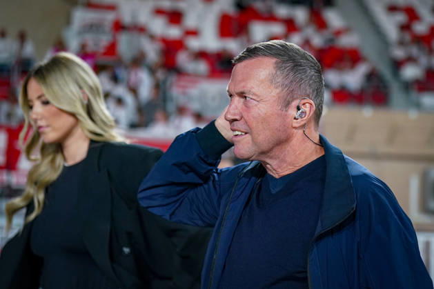Fussball UEFA Conference League 2026 - 2027, 2. Spieltag - AS Monaco vs SC Freiburg - Stadion Louis II (Monaco): Lothar Matthäus, Fussball-Weltmeister 1990, ehemaliger Nationalspieler und RTL-TV-Experte, wird von den Fans des SC Freiburg gefeiert. Er bedankt sich mit erhobenem Arm und ausgestrecktem Zeigefinger für den Zuspruch der Zuschauer. Im Hintergrund RTL-Moderatorin Laura Papendick. Fussballlegende, Rekordnationalspieler, Fanliebling, Fankultur, Zuschauer, Jubel, Anerkennung, Applaus, Stadion, Tribüne, Europapokal, Porträt. Copyright: xJOERANxSTEINSIEKx