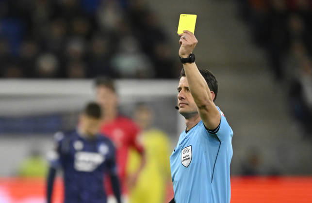 Schiedsrichter Referee Umut Meler (TUR) zeigt Mats Rots TSG 1899 Hoffenheim (39) (nicht im Bild) gelbe Karte gelb Verwarnung TSG 1899 Hoffenheim vs Olympique Lyon 22.10.2026 DFL REGULATIONS PROHIBIT ANY USE OF PHOTOGRAPHS AS IMAGE SEQUENCES AND OR QUASI-VIDEO TSG 1899 Hoffenheim vs Olympique Lyon