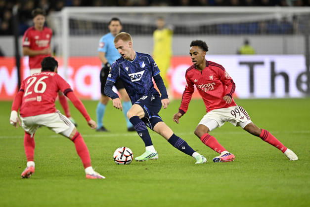Zweikampf, Aktion Mats Rots TSG 1899 Hoffenheim (39) (Mitte) gegen Kail Boudache Olympique Lyon (26) Noah Nartey Olympique Lyon (99) TSG 1899 Hoffenheim vs Olympique Lyon 22.10.2026 DFL REGULATIONS PROHIBIT ANY USE OF PHOTOGRAPHS AS IMAGE SEQUENCES AND OR QUASI-VIDEO TSG 1899 Hoffenheim vs Olympique Lyon