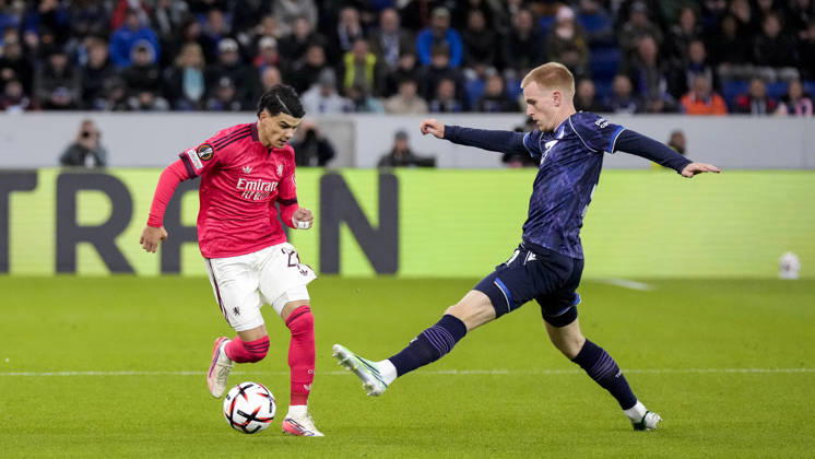 v.li.: Kail Boudache (OL, 26), Mats Rots (Hoffenheim, 39), Zweikampf, Spielszene, Duell, duel, tackle, tackling, Dynamik, Action, Aktion, 22.10.2026, Sinsheim (Deutschland), Fussball, UEFA Europa League, TSG 1899 Hoffenheim - Olympique Lyon, DFB DFL REGULATIONS PROHIBIT ANY USE OF PHOTOGRAPHS AS IMAGE SEQUENCES AND OR QUASI-VIDEO.