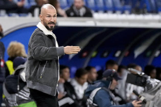 Christian Ilzer (Trainer, Cheftrainer, Hoffenheim), gibt Anweisungen, gestikuliert, mit den Armen gestikulieren, Einzelbild, Einzelfoto, Aktion, Action, 22.10.2026, Sinsheim (Deutschland), Fussball, UEFA Europa League, TSG 1899 Hoffenheim - Olympique Lyon, DFB DFL REGULATIONS PROHIBIT ANY USE OF PHOTOGRAPHS AS IMAGE SEQUENCES AND OR QUASI-VIDEO.