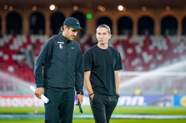 Fussball UEFA Conference League 2026 - 2027, 2. Spieltag - AS Monaco vs SC Freiburg - Stadion Louis II (Monaco): Julian Schuster (Trainer, SC Freiburg) und Luis Filipe (Trainer, AS Monaco) im Gespräch vor dem Spiel Copyright: xJOERANxSTEINSIEKx