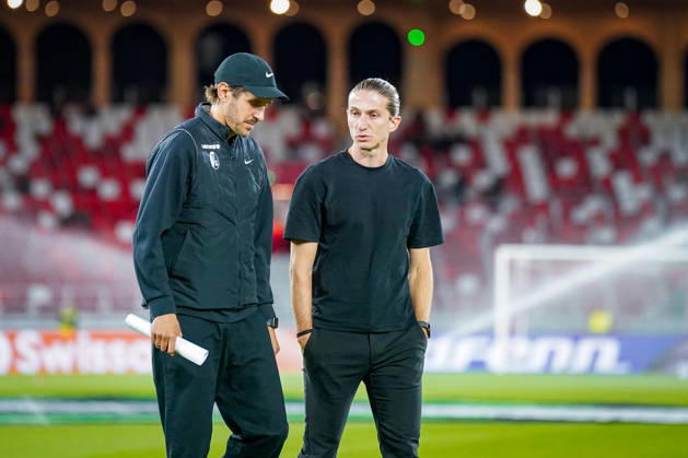 Fussball UEFA Conference League 2026 - 2027, 2. Spieltag - AS Monaco vs SC Freiburg - Stadion Louis II (Monaco): Julian Schuster (Trainer, SC Freiburg) und Luis Filipe (Trainer, AS Monaco) im Gespräch vor dem Spiel Copyright: xJOERANxSTEINSIEKx