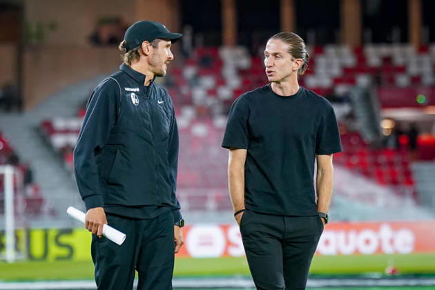 Fussball UEFA Conference League 2026 - 2027, 2. Spieltag - AS Monaco vs SC Freiburg - Stadion Louis II (Monaco): Julian Schuster (Trainer, SC Freiburg) und Luis Filipe (Trainer, AS Monaco) im Gespräch vor dem Spiel Copyright: xJOERANxSTEINSIEKx