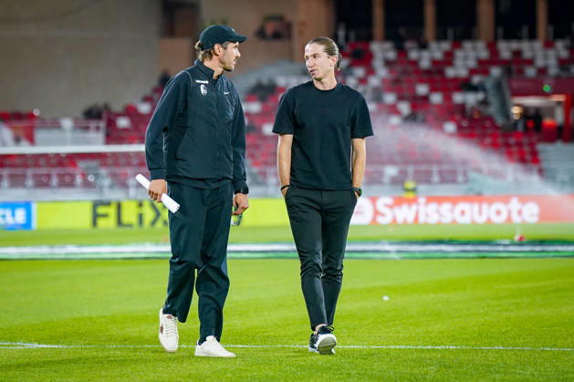 Fussball UEFA Conference League 2026 - 2027, 2. Spieltag - AS Monaco vs SC Freiburg - Stadion Louis II (Monaco): Julian Schuster (Trainer, SC Freiburg) und Luis Filipe (Trainer, AS Monaco) im Gespräch vor dem Spiel Copyright: xJOERANxSTEINSIEKx