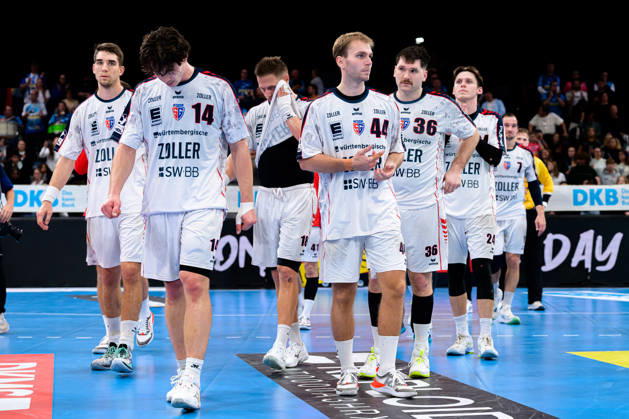 Stuttgart: HBL - 26 27 - TVB Stuttgart - SG BBM Bietigheim die Mannschaft von Bietigheim unzufrieden enttäuscht enttaeuscht niedergeschlagen frustriert, Stuttgart Porsche Arena Baden-Württemberg Deutschland