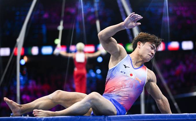 Netherlands Artistic Gymnastics World Championships 9270853 22.10.2026 Japan s Shinnosuke Oka falls as he competes on the vault during the men s team final at the 2026 World Artistic Gymnastics Championships in Rotterdam, the Netherlands. Alexey Filippov Sputnik Rotterdam Netherlands  Copyright: xAlexeyxFilippovx