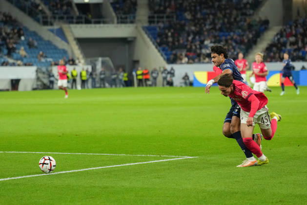 UEFA Europa League: TSG Hoffenheim vs Olympique Lyon, 22.10.2026 Zweikampf um den Ball zwischen Ozan Kabak (TSG Hoffenheim, 5) und RÃ mi Himbert (Olympique Lyon, 45) UEFA Europa League: TSG Hoffenheim vs Olympique Lyon, Rhein-Neckar-Arena, 22.10.2026 Copyright: xBEAUTIFULxSPORTS Boscox