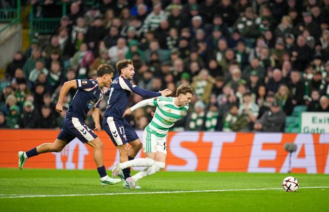 Callum Osmand of Celtic goes to ground under pressure from Sebastian Caceres & Javier Rueda of Celta Vigo Celtic v Celta Vigo, UEFA Europa League, Football, Celtic Park, Glasgow, Scotland, UK - 22 Oct 2026Glasgow Celtic Park Scotland United Kingdom  Copyright: xStuartxWallace Shutterstockx 17230137ax