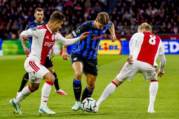 AMSTERDAM - Charles De Ketelaere of Atalanta BC dribbles with the ball under pressure from Julian Brandt of AFC Ajax and Lucas Rosa of AFC Ajax during the UEFA Conference League match between AFC Ajax and Atalanta BC at the Johan Cruijff ArenA on 22 October 2026 in Amsterdam, the Netherlands. WART BRINKERHOF ANP Conference League 2026 27 xVIxANPxSportx xMarcelxterxBalsxIVx 573295276 originalFilename: 573295276.jpg