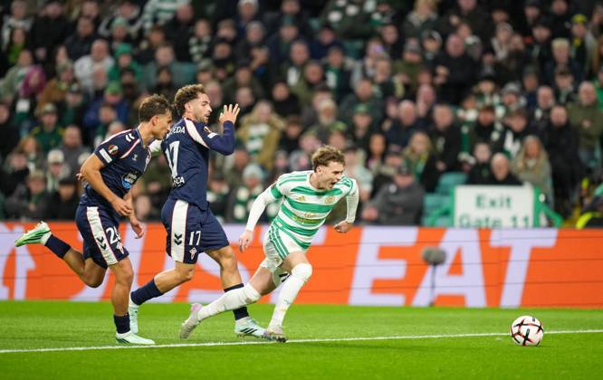Callum Osmand of Celtic goes to ground under pressure from Sebastian Caceres & Javier Rueda of Celta Vigo Celtic v Celta Vigo, UEFA Europa League, Football, Celtic Park, Glasgow, Scotland, UK - 22 Oct 2026Glasgow Celtic Park Scotland United Kingdom  Copyright: xStuartxWallace Shutterstockx 17230137ba