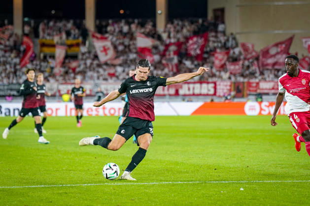 Fussball UEFA Conference League 2026 - 2027, 2. Spieltag - AS Monaco vs SC Freiburg - Stadion Louis II (Monaco): Igor Matanovic (SC Freiburg, 31) am Ball Copyright: xJOERANxSTEINSIEKx