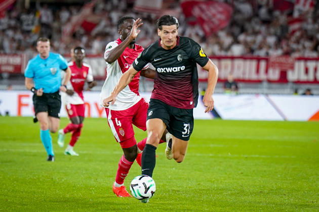Fussball UEFA Conference League 2026 - 2027, 2. Spieltag - AS Monaco vs SC Freiburg - Stadion Louis II (Monaco): Igor Matanovic (SC Freiburg, 31) am Ball mit Jordan Teze (AS Monaco, 4) Copyright: xJOERANxSTEINSIEKx