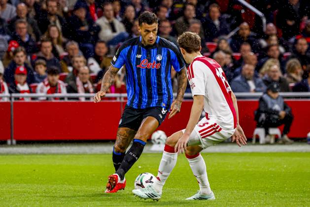 AMSTERDAM - Gianluca Scamacca of Atalanta BC dribbles with the ball under pressure from Youri Baas of AFC Ajax during the UEFA Conference League match between AFC Ajax and Atalanta BC at the Johan Cruijff ArenA on October 22, 2026 in Amsterdam, the Netherlands. WART BRINKERHOF ANP Conference League 2026 27 xVIxANPxSportx xMarcelxterxBalsxIVx 573295311 originalFilename: 573295311.jpg
