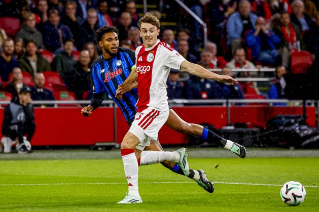AMSTERDAM - Ederson of Atalanta BC battles for possession with Youri Baas of AFC Ajax during the UEFA Conference League match between AFC Ajax and Atalanta BC at the Johan Cruijff ArenA on October 22, 2026, in Amsterdam, the Netherlands. WART BRINKERHOF ANP Conference League 2026 27 xVIxANPxSportx xMarcelxterxBalsxIVx 573295352 originalFilename: 573295352.jpg