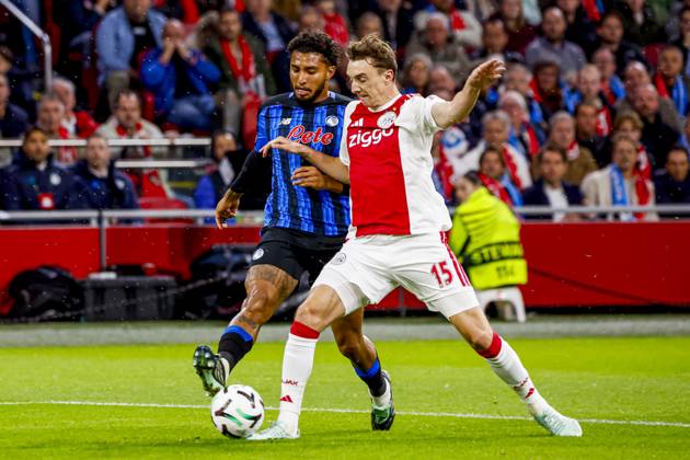 AMSTERDAM - Ederson of Atalanta BC battles for possession with Youri Baas of AFC Ajax during the UEFA Conference League match between AFC Ajax and Atalanta BC at the Johan Cruijff ArenA on October 22, 2026, in Amsterdam, the Netherlands. WART BRINKERHOF ANP Conference League 2026 27 xVIxANPxSportx xMarcelxterxBalsxIVx 573295363 originalFilename: 573295363.jpg