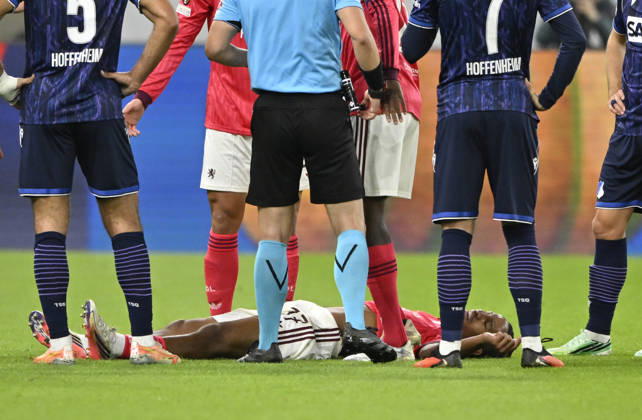 Steeve Kango Olympique Lyon (37) verletzt Verletzung muss am Ende Platz auf Trage verlassen TSG 1899 Hoffenheim vs Olympique Lyon 22.10.2026 DFL REGULATIONS PROHIBIT ANY USE OF PHOTOGRAPHS AS IMAGE SEQUENCES AND OR QUASI-VIDEO TSG 1899 Hoffenheim vs Olympique Lyon