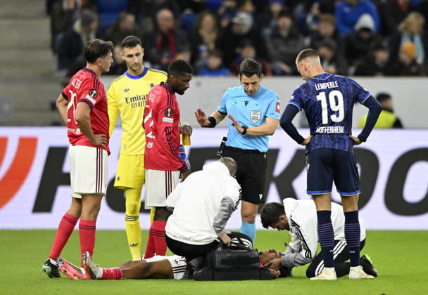Steeve Kango Olympique Lyon (37) verletzt Verletzung muss am Ende Platz auf Trage verlassen Betreuer TSG 1899 Hoffenheim vs Olympique Lyon 22.10.2026 DFL REGULATIONS PROHIBIT ANY USE OF PHOTOGRAPHS AS IMAGE SEQUENCES AND OR QUASI-VIDEO TSG 1899 Hoffenheim vs Olympique Lyon