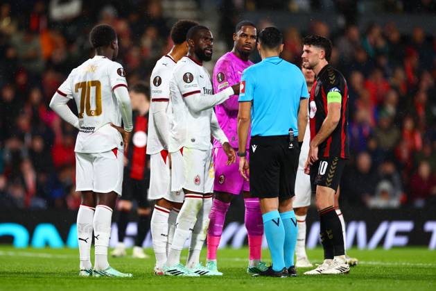 Mike Maignan of AC Milan speaks with referee Vassilis Fotias after being sent off AFC Bournemouth v AC Milan, UEFA Europa League, Football, Vitality Stadium, Bournemouth, UK - 22 Oct 2026Bournemouth Vitality Stadium United Kingdom  Copyright: xJamesxMarsh Shutterstockx 17230046bf