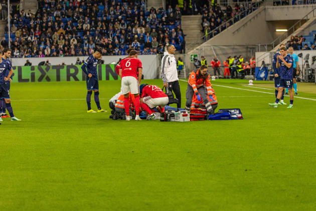 22.10.26 TSG 1899 Hoffenheim - Olympique Lyon Deutschland, Sinsheim, 22.10.2026, Fussball, Europa League, Saison 2026 2027, TSG Hoffenheim - Olympique Lyon: Steeve Kango (Olympique Lyon); Verletzung, Sanitäter, vom Platz getragen.