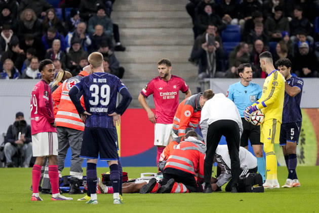 Steeve Kango (OL, 37) muss behandelt werden, verletzt, Verletzung, Verletzungspause, Action, Aktion, Spielszene, 22.10.2026, Sinsheim (Deutschland), Fussball, UEFA Europa League, TSG 1899 Hoffenheim - Olympique Lyon, DFB DFL REGULATIONS PROHIBIT ANY USE OF PHOTOGRAPHS AS IMAGE SEQUENCES AND OR QUASI-VIDEO.