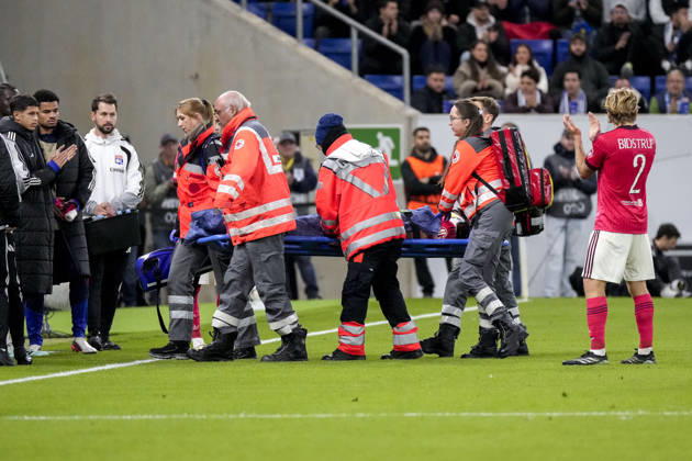Steeve Kango (OL, 37) wird von Sanitätern vom Platz getragen, Sanitäter auf dem Platz mit Trage, verletzt, Verletzung, Verletzungspause, Action, Aktion, Spielszene, 22.10.2026, Sinsheim (Deutschland), Fussball, UEFA Europa League, TSG 1899 Hoffenheim - Olympique Lyon, DFB DFL REGULATIONS PROHIBIT ANY USE OF PHOTOGRAPHS AS IMAGE SEQUENCES AND OR QUASI-VIDEO.