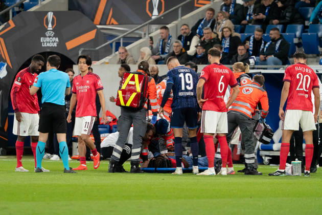 Steeve Kango (Olympique Lyon, 37) wird minutenlang von Sanitätern behanndelt und wird ausgewechselt, GER, TSG 1899 Hoffenheim vs. Olympique Lyon, Fussball, Europa League, Spieltag 3, Spielzeit 2026 2027, 22.10.2026, GER, TSG 1899 Hoffenheim vs. Olympique Lyon, Fussball, Europa League, Spieltag 3, Spielzeit 2026 2027, 22.10.2026, Sinsheim Copyright: xEibner-Pressefoto EdwardxCheungx EP_ECG