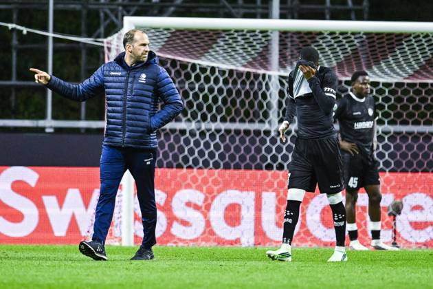 Michel-Ange Sumai Balikwisha of KAA Gent leaves the pitch after being injured during a soccer game between Portuguese SC Braga and Belgian soccer team KAA Gent, Thursday 22 October 2026 in Braga, Portugal, the second match in the UEFA Conference League league phase. TOM GOYVAERTS TomxGoyvaerts  x190691760x
