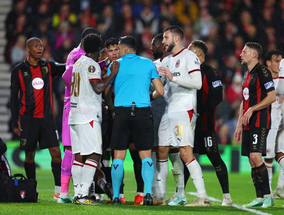 Bournemouth, England, 22nd October 2026. Strahinja Pavlovic of AC Milan (c) argues with referee Vassilis Fotias after he sent off Mike Maignan of AC Milan (2l) during the AFC Bournemouth vs AC Milan UEFA Europa League match at the Vitality Stadium, Bournemouth. Picture credit should read: Paul Terry Sportimage EDITORIAL USE ONLY. No use with unauthorised audio, video, data, fixture lists, club league logos or live services. Online in-match use limited to 120 images, no video emulation. No use in betting, games or single club league player publications. SPI_037_PT_Bournmouthmouth_AC_Milan SPI-5092-0037