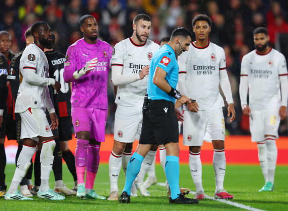 Bournemouth, England, 22nd October 2026. Strahinja Pavlovic of AC Milan (c) argues with referee Vassilis Fotias after he sent off Mike Maignan of AC Milan (2l) during the AFC Bournemouth vs AC Milan UEFA Europa League match at the Vitality Stadium, Bournemouth. Picture credit should read: Paul Terry Sportimage EDITORIAL USE ONLY. No use with unauthorised audio, video, data, fixture lists, club league logos or live services. Online in-match use limited to 120 images, no video emulation. No use in betting, games or single club league player publications. SPI_038_PT_Bournmouthmouth_AC_Milan SPI-5092-0038