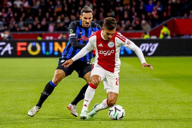AMSTERDAM - Lucas Rosa of AFC Ajax battles for possession with Davide Zappacosta of Atalanta BC during the UEFA Conference League match between AFC Ajax and Atalanta BC at the Johan Cruijff ArenA on 22 October 2026 in Amsterdam, the Netherlands. WART BRINKERHOF ANP Conference League 2026 27 xVIxANPxSportx xMarcelxterxBalsxIVx 573296188 originalFilename: 573296188.jpg
