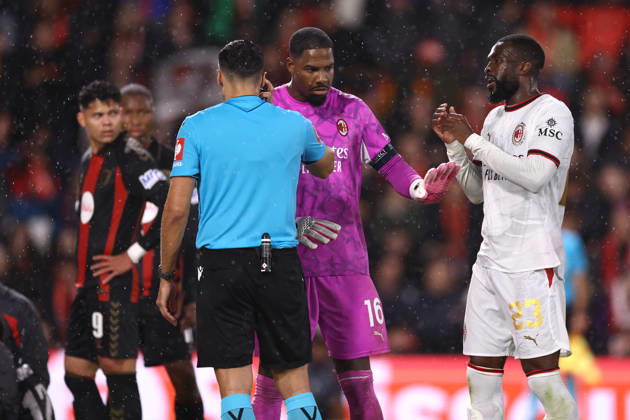 Bournemouth v AC Milan 22 October 2026, Bournemouth - UEFA Europa League - Bournemouth v AC Milan - Referee Vasilis Fotias is awaits a verdict on a red card for AC Milan goalkeeper Mike Maignan from the VAR team - Photo: Jacques Feeney Offside. Bournemouth UK Copyright: xJacquesxFeeneyx xOffsidexOffside