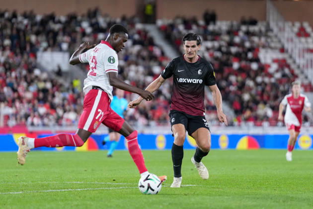 Sadibou Sane (AS Monaco, 72) im Zweikampf mit Igor Matanovic (SC Freiburg, 31) , Monaco, Fussball, UEFA Conference League, 2. Spieltag, Ligaphase , 2026 2027, AS Monaco vs. SC Freiburg, 22.10.2026, Stade Louis II, Monaco Monaco Stade Louis II Fontvieille Monaco Copyright: xArnexAmbergx