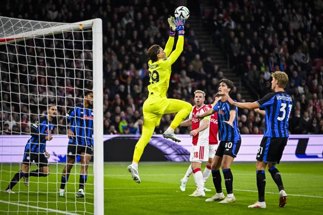 AMSTERDAM - (lr) Atalanta BC goalkeeper Marco Carnesecchi catches the ball, Davy Klaassen of Ajax, Relja ObriÄ‡ of Atalanta BC and Thomas Kristensen of Atalanta BC during the UEFA Conference League match between AFC Ajax and Atalanta BC at the Johan Cruijff ArenA on 22 October 2026 in Amsterdam, the Netherlands. OLAF KRAAK ANP UEFA Conference League 2026 27 xVIxANPxSportx xxANPxIVx 573296279 originalFilename: 573296279.jpg