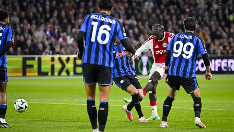 AMSTERDAM - Jorthy Mokio of Ajax shoots at goal during the UEFA Conference League match between AFC Ajax and Atalanta BC at the Johan Cruijff ArenA on October 22, 2026 in Amsterdam, the Netherlands. OLAF KRAAK ANP UEFA Conference League 2026 27 xVIxANPxSportx xxANPxIVx 573296384 originalFilename: 573296384.jpg