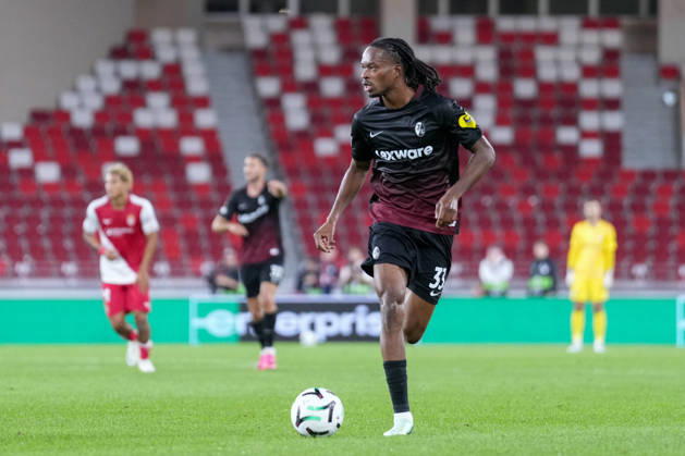 Jordy Makengo (SC Freiburg, 33) am Ball , Monaco, Fussball, UEFA Conference League, 2. Spieltag, Ligaphase , 2026 2027, AS Monaco vs. SC Freiburg, 22.10.2026, Stade Louis II, Monaco Monaco Stade Louis II Fontvieille Monaco Copyright: xArnexAmbergx